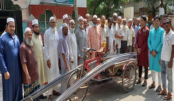 খুলনায় মসজিদের ছাদ ঢালাইয়ে রড দিলেন বিএনপি নেতা বকুল