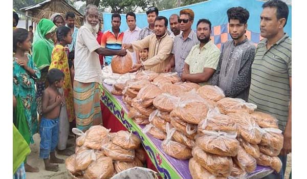 তারেক রহমানের নির্দেশনায় শাজাহানপুরে রনি’র ঈদসামগ্রী বিতরণ