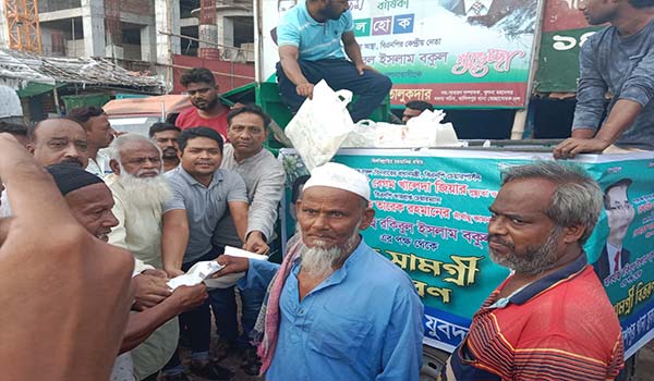 খালিশপুরে ৩০০ অসহায় পরিবারকে বিএনপি নেতা বকুলের ঈদ উপহার প্রদান