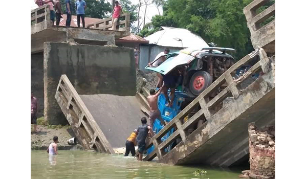 নোয়াখালীতে ব্রিজ ভেঙে পিকআপ ভ্যান খালে, আহত ২