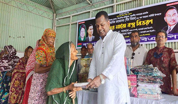 বাগেরহাটে জিয়াউর রহমানের শাহাদাৎবার্ষিকী উপলক্ষে বস্ত্র বিতরণ