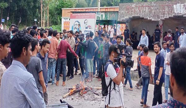 ছাত্রলীগ নেতাকে মারধর, চবির ফটকে তালা, অচল বিশ্ববিদ্যালয়