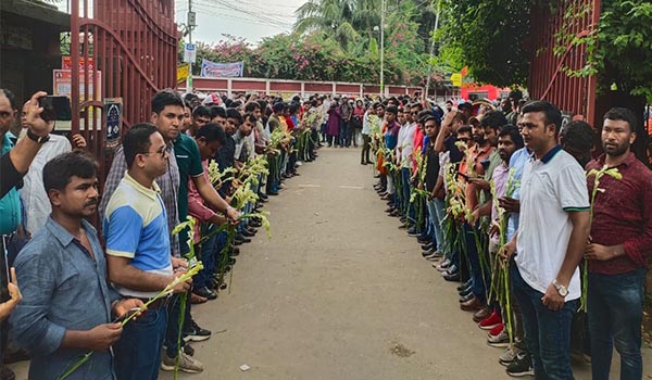 আজও ঢাবিতে ফুল হাতে ভর্তিচ্ছু শিক্ষার্থীদের পাশে ছাত্রদল