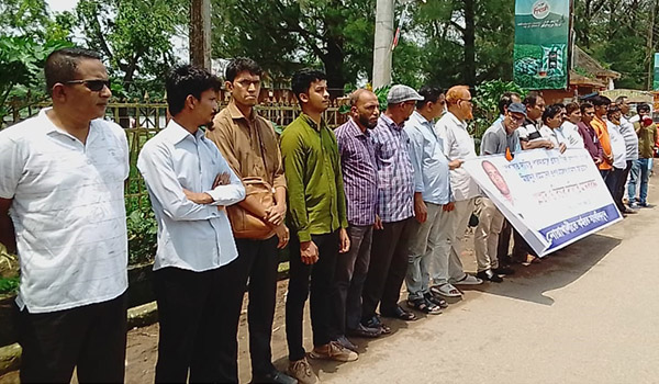 নোয়াখালীতে সাংবাদিক লাঞ্ছনাকারীদের বিচারের দাবিতে রাস্তায় সাংবাদিকরা