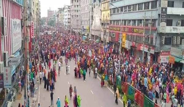 রাজধানীতে সড়ক অবরোধ করে পোশাকশ্রমিকদের বিক্ষোভ