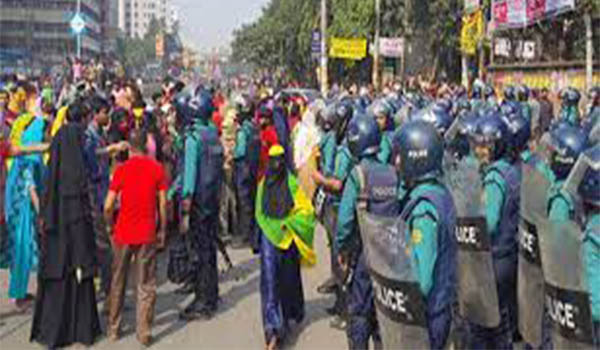 রাজধানীর  মিরপুরে পোশাক শ্রমিকদের সাথে পুলিশের সংঘর্ষ