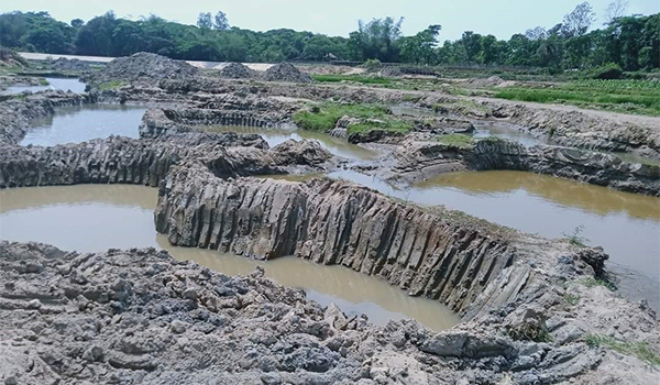 পটিয়ায় শ্রীমাই খালের মাটি লুট, জড়িত সরকারি দলের কর্মীরা