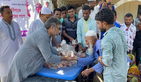 ঈদের দিনে বন্যায় দুর্দশাগ্রস্ত মানুষের মাঝে গোশত ও বস্ত্রসহ ঈদ সামগ্রী বিতরণ