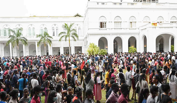 শ্রীলঙ্কায় প্রেসিডেন্ট ভবনে বিক্ষোভকারীদের মধ্যে সংঘর্ষ