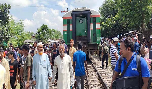 জয়পুরহাটে লাইনচ্যুতের ৬ ঘণ্টা পর ট্রেন চলাচল স্বাভাবিক