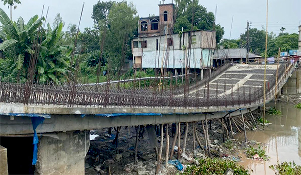 টাঙ্গাইলে সাড়ে ৩ কোটি টাকার সেই সেতুতে বাঁশ ও কাঠের পাইল