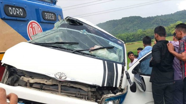 মীরসরাইয়ে ট্রেনের ধাক্কায় পর্যটকবাহী মাইক্রোবাসের ১১ যাত্রী নিহত