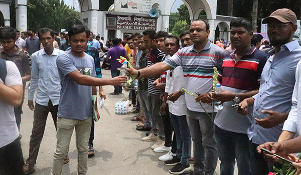 ভর্তিচ্ছুদের মাঝে ইবি ছাত্রদলের উপহারসামগ্রী বিতরণ