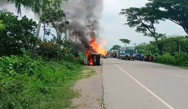 শিক্ষার্থী আহত হওয়ার জের, আড়াইহাজারে পুলিশবাহী মাইক্রোবাসে বিক্ষুদ্ধ শিক্ষার্থীদের আগুন