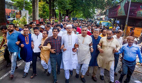 জ্বালানি তেলের অস্বাভাবিক মূল্যবৃদ্ধির প্রতিবাদে তৎক্ষণাৎ মিছিল শেষে সংক্ষিপ্ত  সমাবেশে : ডা. শাহাদাত