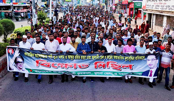 মধ্যরাতের ভোটে নির্বাচিত সরকার মধ্যরাতে তেলের দাম বাড়িয়েছে