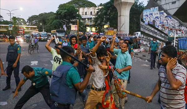 শাহবাগ মোড়ে বামপন্থী ছাত্রসংগঠনগুলোর ডাকা বিক্ষোভ সমাবেশে পুলিশের হামলা