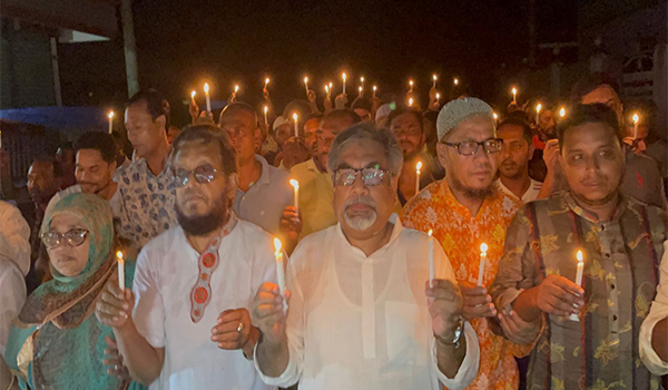 হালুয়াঘাটে এমরান সালেহ প্রিন্স এর নেতৃত্বে মোমবাতি মিছিল