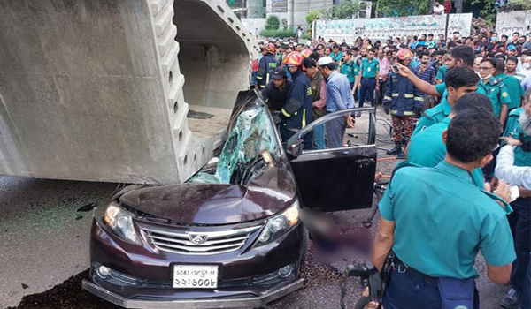 গার্ডার তোলার সময় ক্রেনটি চালাচ্ছিলেন হেলপার রাকিব