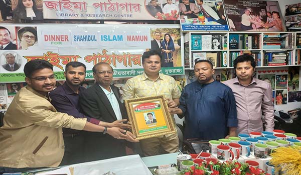 সংসদ সদস্য মোশাররফ হোসেনকে লন্ডন জাইমা পাঠাগারের পক্ষ থেকে ক্রেস্ট ও সম্বর্ধনা