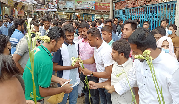 ভর্তিচ্ছুদের ফুলেল শুভেচ্ছা জানালো জবি ছাত্রদল