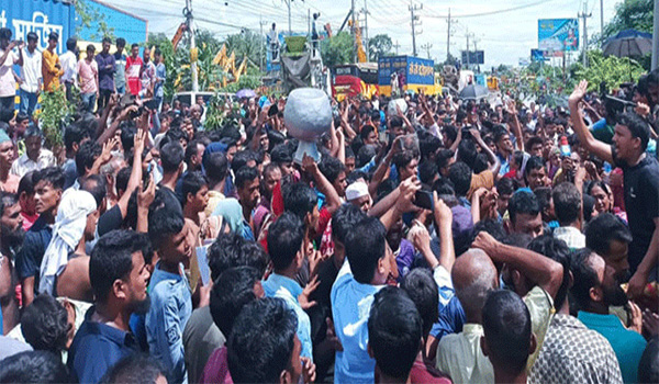 বিদ্যুৎ ও পানির দাবিতে চট্টগ্রামে সড়ক অবরোধ করে বিক্ষোভ