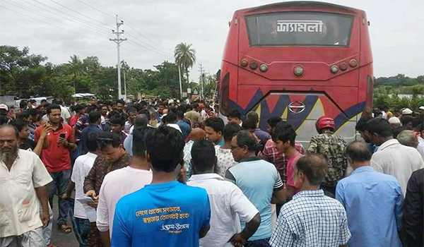 বরিশালে বাসচাপায় ২ ভ্যানযাত্রী নিহত