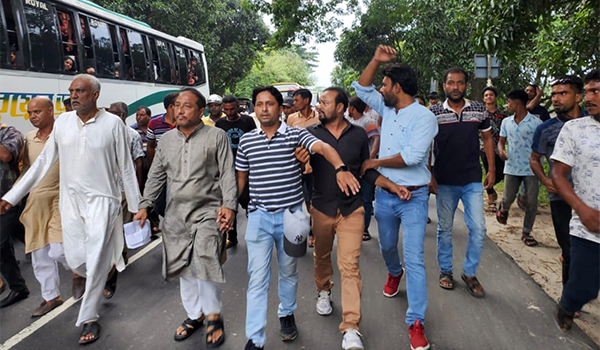 রাজশাহীতে পুলিশী বাধা ভেঙে জেলা বিএনপি'র বিক্ষোভ মিছিল