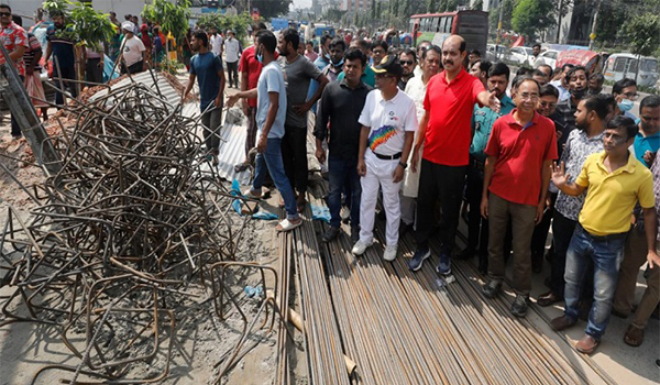 ফুটপাতে রাখা নির্মাণ সামগ্রী নিলামে বিক্রি করলো সিটি করপোরেশন