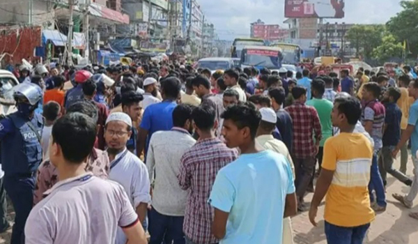 আশুলিয়ায় পোশাক শ্রমিকদের সড়ক অবরোধ