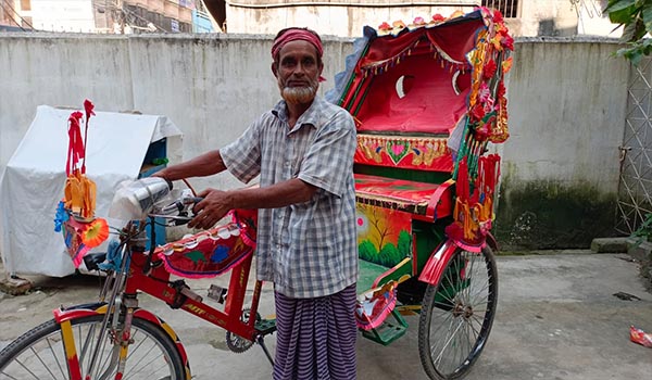 বিনাভাড়ায় সমাবেশে লোক পৌঁছে দেয়া সেই রিকশাচালকের পাশে বিএনপি