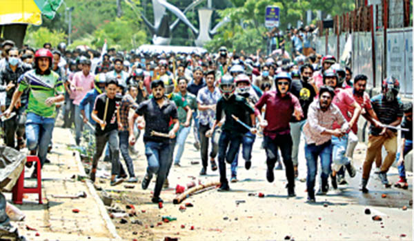 ছাত্রলীগের সন্ত্রাস বন্ধের দাবিতে ঢাবি উপাচার্যকে শিক্ষক নেটওয়ার্কের স্মারকলিপি