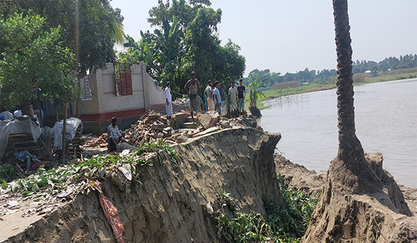 টঙ্গীবাড়ীতে খালের ভাঙ্গনে ৩৩ বসত ভিটা বিলীন