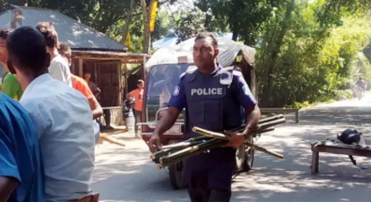 সমাবেশে আসা নেতাকর্মীদের হাতে থাকা জাতীয় পতাকাবাহী লাঠি কেড়ে নিয়েছে পুলিশ