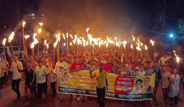 তারেক রহমান ও জুবাইদা রহমানের বিরুদ্ধে গ্রেফতারি পরোয়ানার প্রতিবাদে গাজীপুরে মশাল মিছিল