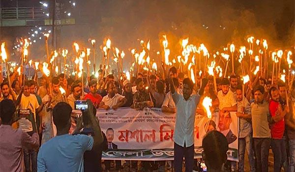 তারেক রহমানে বিরুদ্ধে গ্রেফতারী পরোয়ানার প্রতিবাদে সাভারে ছাত্রদলের মশাল মিছিল