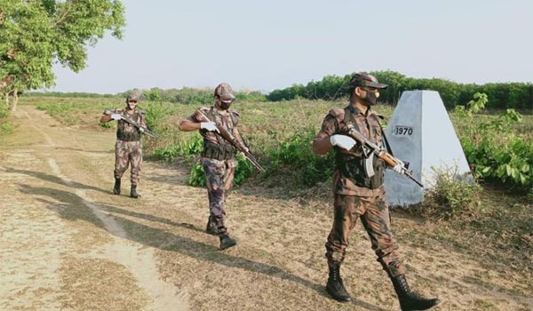 ধামইরহাটে চোরাকারবারিদের হামলায় বিজিবির ক্যাম্প কমান্ডার সহ যখম ২