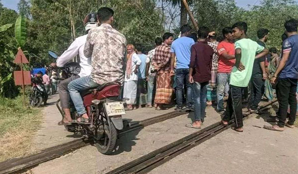 কুমিল্লায় ট্রেন চাপায় অটোরিকশার ৩ যাত্রী নিহত