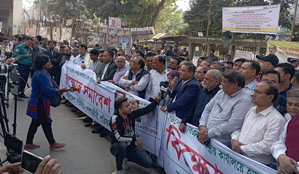 বিক্ষোভ সমাবেশে পেশাজীবি নেতৃবৃন্দ : দেশে চরম ফ্যাসিবাদী শাসন চলছে