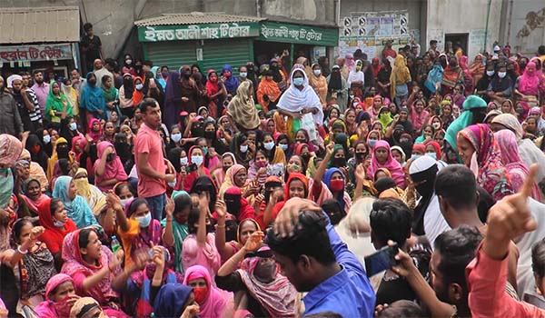 না’গঞ্জে শ্রমিক ছাঁটাই বন্ধ ও বকেয়া বেতন ভাতার দাবিতে পোশাক কারখানা শ্রমিকদের বিক্ষোভ