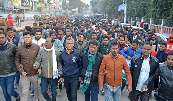 তারেক রহমান ও স্ত্রীর সম্পত্তি বাজেয়াপ্তের প্রতিবাদে বগুড়ায় ছাত্রদলের বিক্ষোভ 