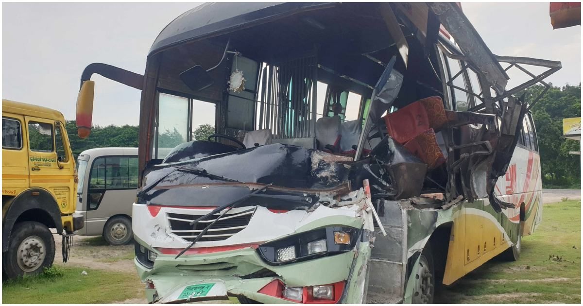 যমুনা সেতুতে ট্রাকের ধাক্কায় বাসের ৩ যাত্রী নিহত