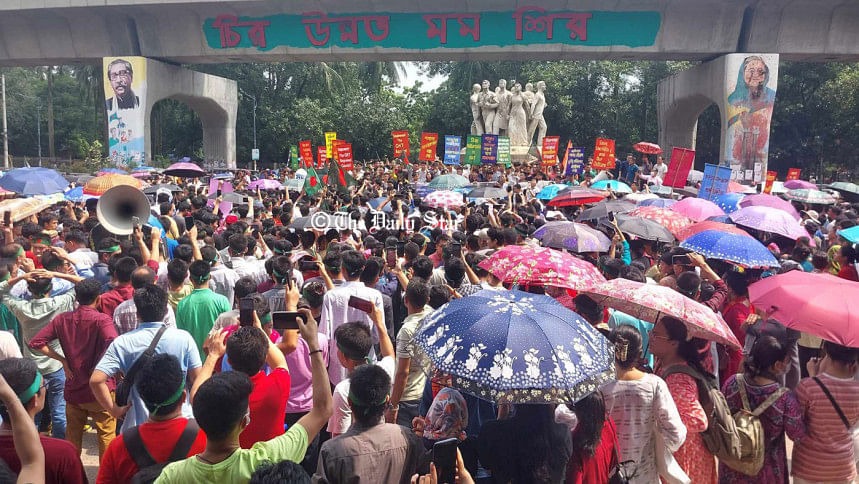 পাহাড়িদের ওপর হামলা, শাহবাগ অবরোধ বিক্ষুব্ধ জুম্ম ছাত্র-জনতার