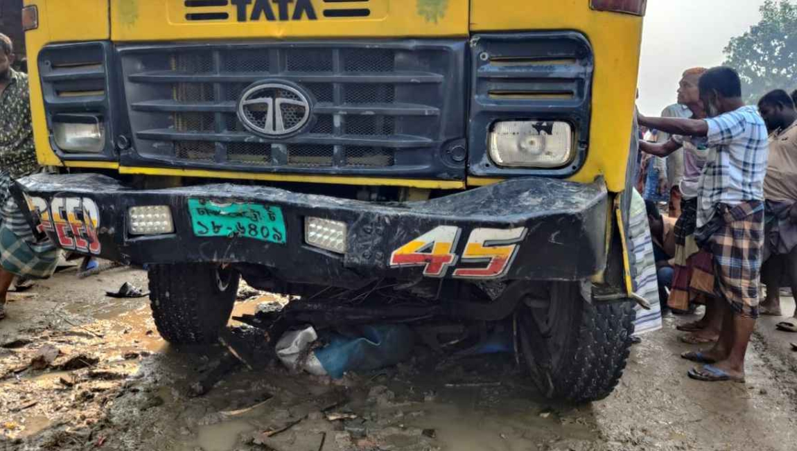 ঘোড়াঘাটে দাঁড়িয়ে থাকা ভ্যানে কাভার্ডভ্যানের ধাক্কায় নিহত ২