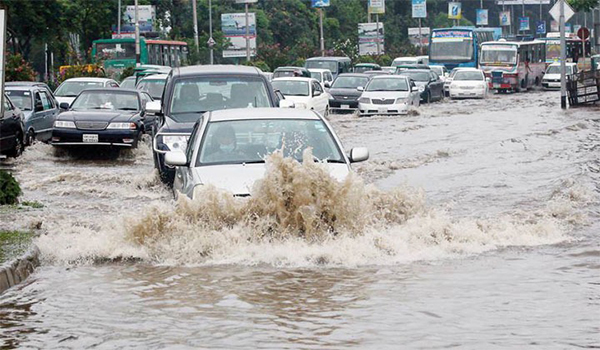 রাজধানীতে রাতভর বৃষ্টিতে জলাবদ্ধতা, ভোগান্তিতে সাধারণ মানুষ