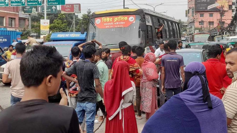 রাজধানীতে গার্মেন্ট শ্রমিকদের বিক্ষোভ, বাড্ডা-রামপুরা সড়কে যান চলাচল বন্ধ