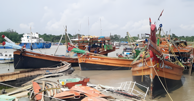 বঙ্গোপসাগরে ট্রলারসহ ৪৮ ভারতীয় জেলে আটক