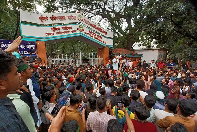 ছাত্রলীগকে নিষিদ্ধ ও নেতা-কর্মীদের গ্রেফতারের দাবিতে চট্টগ্রামে বিক্ষোভ