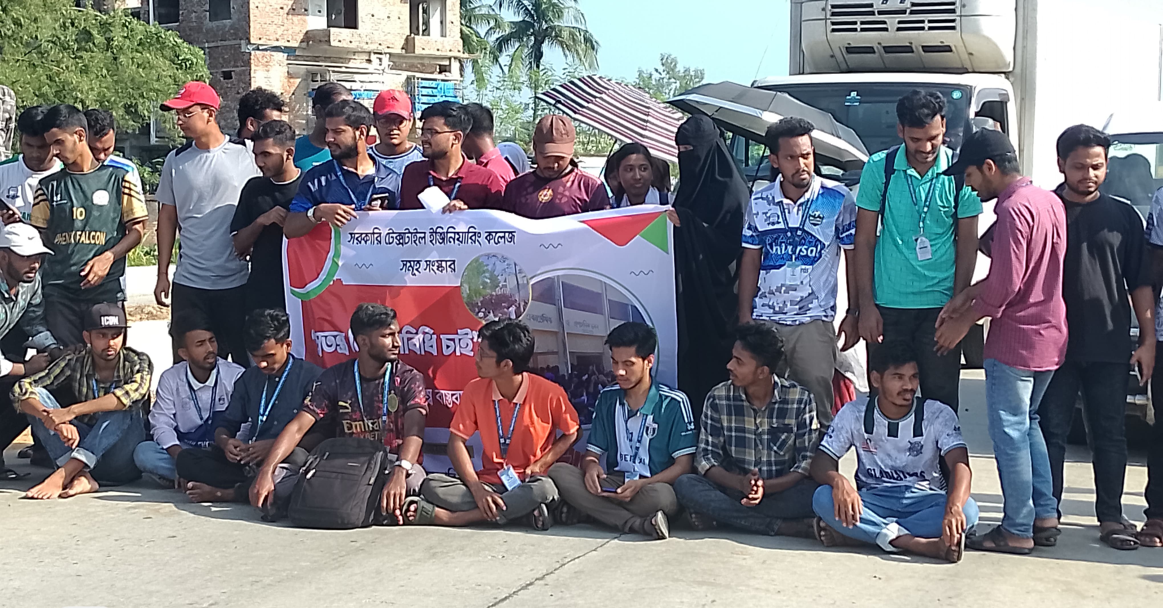 পীরগঞ্জে টেক্সটাইল শিক্ষার্থীদের ৫ দফা দাবীতে সড়ক অবরোধ