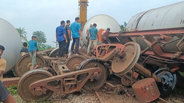 চুয়াডাঙ্গায় ট্রেনের বগি লাইনচ্যুত, খুলনার সঙ্গে সারাদেশের রেল যোগাযোগ বন্ধ